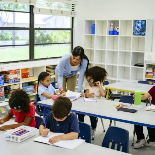 Kariera pedagoga resocjalizacyjnego: od nauczyciela wspomagającego po różnorodne możliwości zawodowe