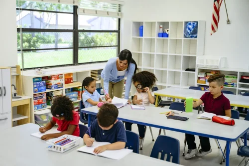 Kariera pedagoga resocjalizacyjnego: od nauczyciela wspomagającego po różnorodne możliwości zawodowe